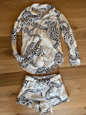 Desmond and Dempsey  women’s cotton pajama set with black leopards print, size s